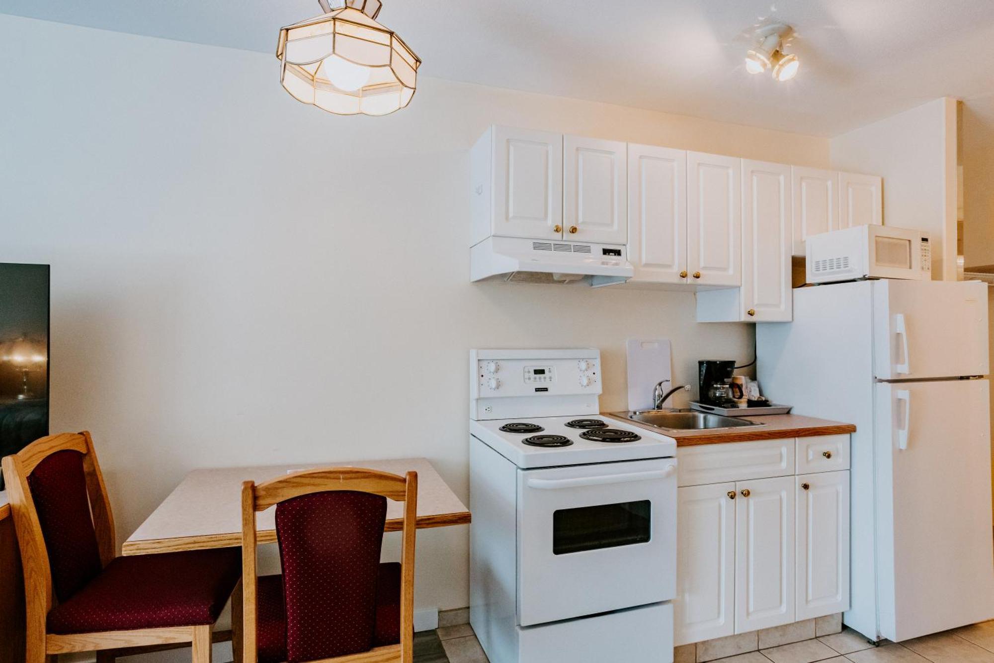 Western Budget Plus Mosaic Suites Penhold Exterior foto