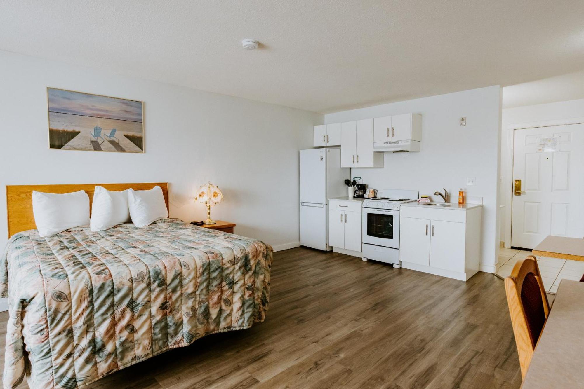 Western Budget Plus Mosaic Suites Penhold Exterior foto